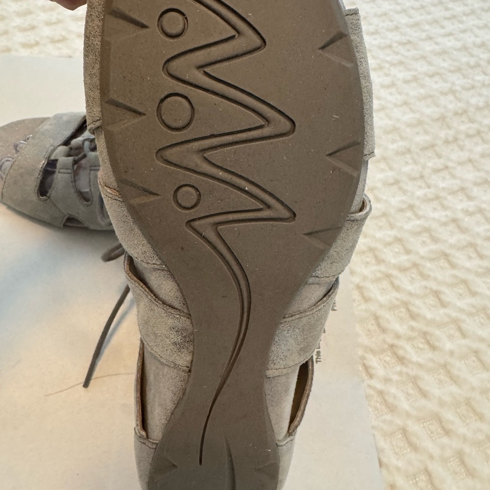 Earthies Silver/Gray gladiator Sandals. Worn one time. Very comfortable. Size 8. - Picture 5 of 5